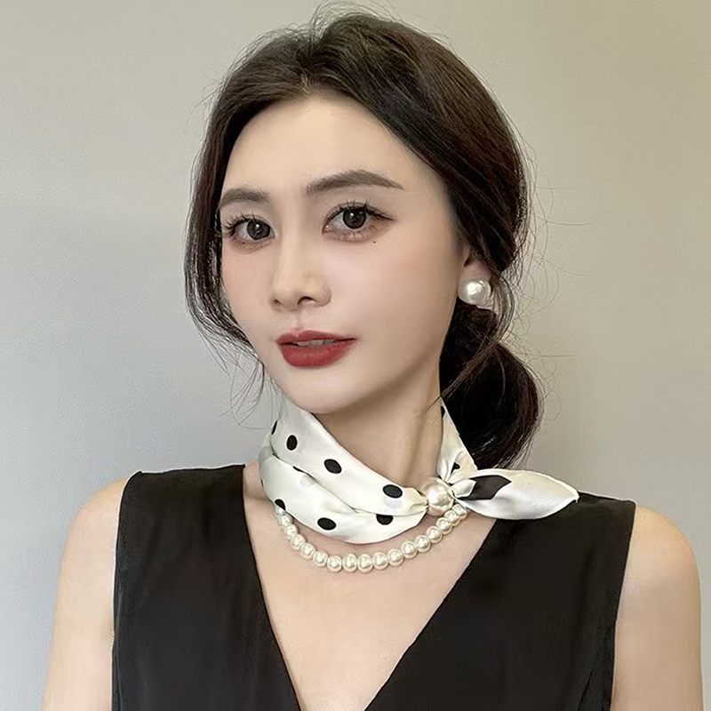 Pañuelo de Cuello Satinado con - Pearl Trim Chain reseña y precio