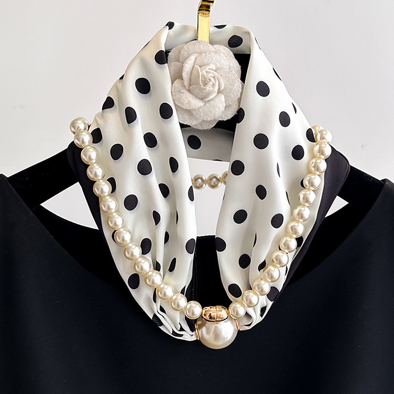 Pañuelo de Cuello Satinado con - Pearl Trim Chain reseña y precio